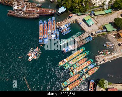 Reflexion des Sonnenlichts über den Fischerbooten und dem Meer im General Santos City Fish Port Complex. Mindanao, Philippinen. Reisekonzept. Stockfoto