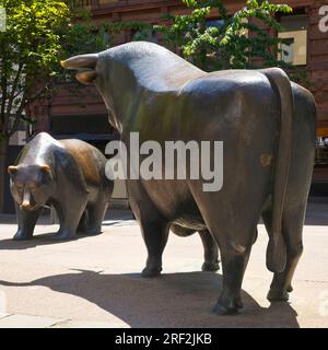 Statuen des Bären und des Stiers im Börsenzentrum, Deutschland, Hessen, Frankfurt am Main Stockfoto