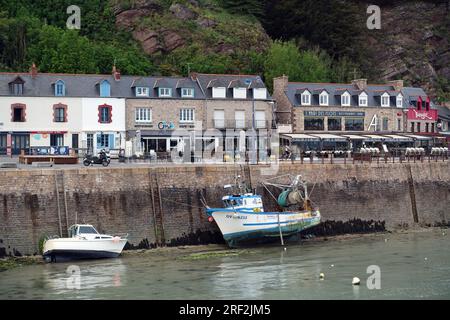 Ebbe im Hafen, Frankreich, Bretagne, Erquy Stockfoto