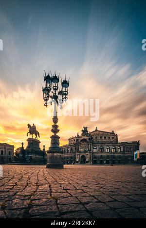 Die Semper Oper in Dresden ist ein berühmtes historisches Musikgebäude. Konzertgebäude am Abend bei Sonnenuntergang. Ein Höhepunkt in Deutschland Stockfoto