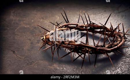 Nahaufnahme einer Darstellung der Jesus-Christus-Krone von Dornen und Nageln Stockfoto