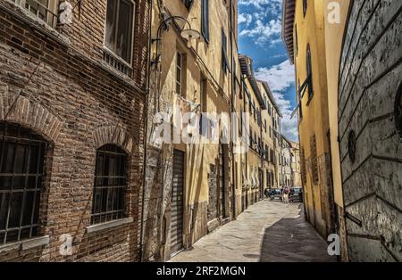 Kleine Straßen in der toskanischen Stadt Lucca, Italien Stockfoto