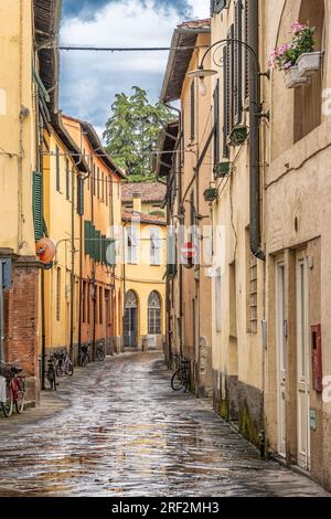 Kleine Straßen in der toskanischen Stadt Lucca, Italien Stockfoto