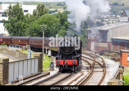 Ein Personenzug, der vom Bahnhof Keighley mit der KWVR-Bahn abfährt Stockfoto