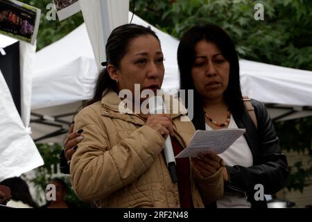 Nicht exklusiv: 30. Juli 2023, Mexiko-Stadt, Mexiko: Alma und Patricia Espinosa, Schwestern des Fotojournalisten Ruben Espinosa, ermordet in Colonia Narvarte Stockfoto