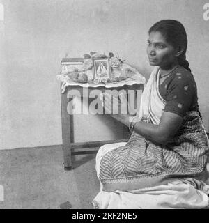 Altes, klassisches Schwarzweißbild aus dem Jahr 1900er von Indianerinnen, Heim-Tempel India 1940er Stockfoto