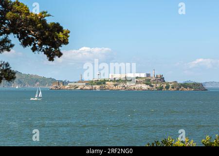 Alcatraz Island Segelboote San Francisco Kalifornien. Alcatraz Prison Island in San Francisco Bay, vor der Küste von San Francisco, Kalifornien, Insel mit militärischer Befestigung, Bundesgefängnis, Wahrzeichen Stockfoto