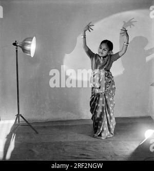 Altes Schwarz-Weiß-Bild aus dem Jahr 1900er von einem indischen Mädchen, das im Studio tanzt, Portrait India 1940er Stockfoto