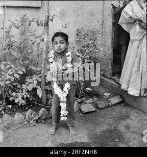 Altes Schwarzweißbild aus dem Jahr 1900er des indischen Kinderbräutigams India 1940er Stockfoto