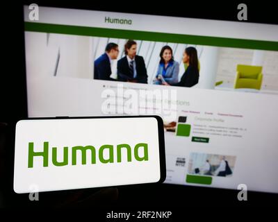 Person, die ein Smartphone mit dem Logo der US-Krankenversicherung Humana Inc. Auf dem Bildschirm vor der Website hält. Konzentrieren Sie sich auf das Display des Telefons. Stockfoto