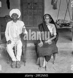 Altes, 1900er Jahre altes, schwarz-weißes Studioporträt eines indischen alten Ehepaars mit Turban-Schirm India 1940er Stockfoto