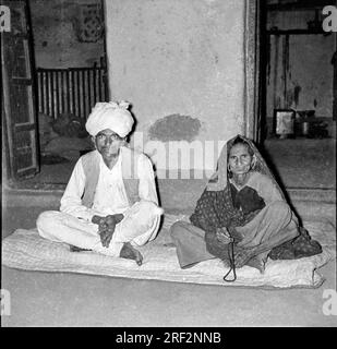 Altes, 1900er Jahre altes Schwarz-Weiß-Bild eines indischen Paares, Porträtmännchen, Ehemann, Ehefrau, trägt Sari Turban India 1940er Stockfoto