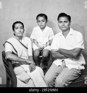 Altes, 1900er Jahre altes Schwarz-Weiß-Studio Porträt indische Familie Vater Mutter Sohn Mann Frau Kind Indien 1940er Stockfoto