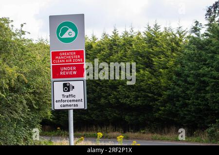 Verkehrsschild Greater Manchester Clean Air Zone. Kameraschild zur Verkehrsdurchsetzung wird überprüft Stockfoto