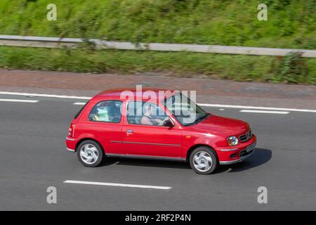 2001 Nissan Micra S Red Car Hatchback Benzin 998 cm3; Fahrt mit hoher Geschwindigkeit auf der Autobahn M6 im Großraum Manchester, Großbritannien Stockfoto