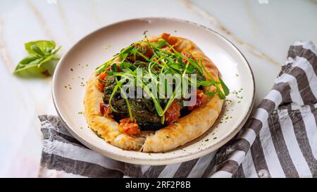 Traditionelle brasilianische Acaraje-Lebensmittel afrikanischen Ursprungs in Bahia mit Vatapa caruru und getrockneten Garnelen Stockfoto