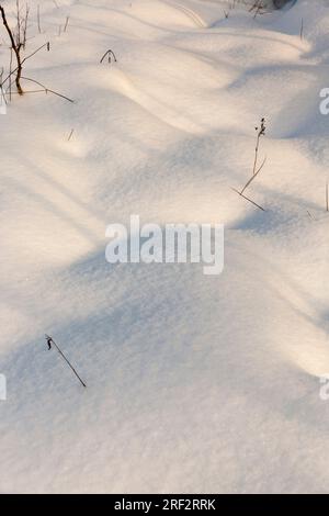 Große Schneewehen nach Schneefällen und Schneestürmen, die Wintersaison mit kaltem Wetter und vielen Niederschlägen in Form von Schnee Stockfoto