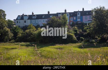 Bunte Häuser am Ufer des Flusses Aln in Alnmouth, Northumberland, Großbritannien Stockfoto