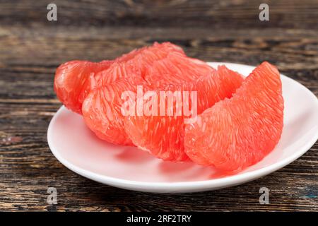 Hochwertige Zitrusfrüchte beim Kochen und andere Gerichte, rote Grapefruit sauer und saftig, Grapefruit aus der Naht Stockfoto