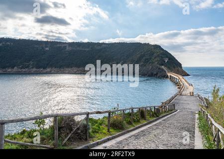 Malerische Landschaft von Procida mit der Brücke, die Vivara Island, Kampanien, Italien verbindet Stockfoto