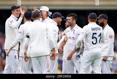 Englands Mark Wood (Mitte rechts) feiert das Wicket des australischen Marnus Labuschagne mit Teamkollegen am 5. Tag des fünften Testspiels der LV= Insurance Ashes Series im Kia Oval, London. Foto: Montag, 31. Juli 2023. Stockfoto