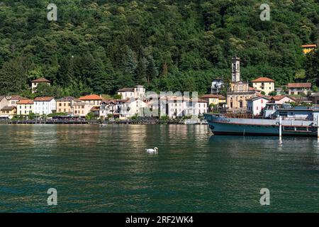 Blick auf Porto Ceresio, ein typisches Dorf auf der italienischen Seite des Lugano-Sees, Lombardei, Italien Stockfoto