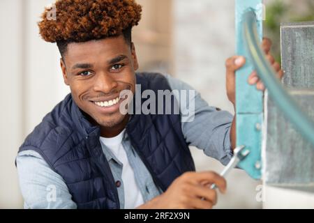 Portrait einer jungen lächelnd Arbeitnehmer Stockfoto