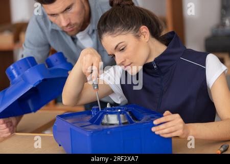 Tech testet elektronischen Geräte im Service-Center Stockfoto