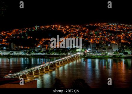 Nachtfoto eines Teils der Stadt Colatina - Espírito Santo - Brasilien. Stockfoto