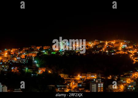 Nachtfoto eines Teils der Stadt Colatina - Espírito Santo - Brasilien. Stockfoto