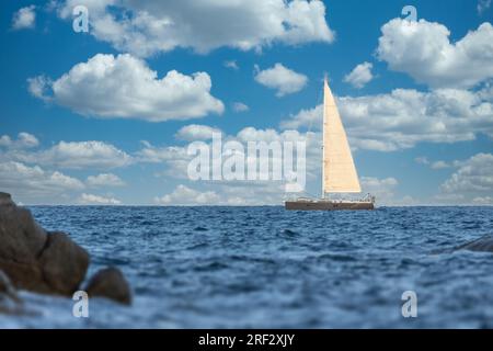 Wunderschönes Segelboot auf dem Meer, blauer Himmel mit cirrocumulus Wolken, Costa Brava, Katalonien, Spanien Stockfoto