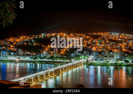 Nachtfoto eines Teils der Stadt Colatina - Espírito Santo - Brasilien. Stockfoto