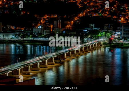 Nachtfoto eines Teils der Stadt Colatina - Espírito Santo - Brasilien. Stockfoto