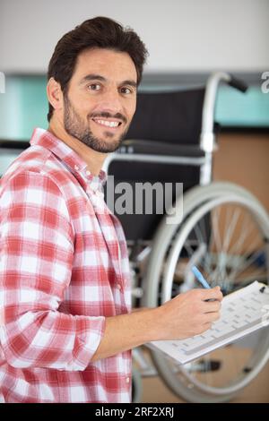 Computeringenieur, der an einer defekten Konsole in seinem Büro arbeitet Stockfoto