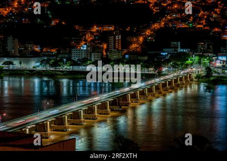 Nachtfoto eines Teils der Stadt Colatina - Espírito Santo - Brasilien. Stockfoto