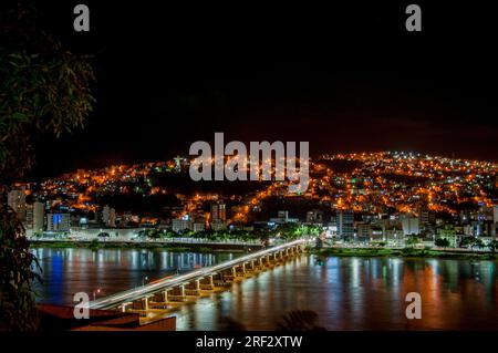 Nachtfoto eines Teils der Stadt Colatina - Espírito Santo - Brasilien. Stockfoto