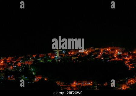 Nachtfoto eines Teils der Stadt Colatina - Espírito Santo - Brasilien. Stockfoto