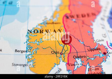 Karte von Oslo. Oslo Landkarte. Nahaufnahme der Karte von Oslo mit roter Nadel. Karte mit rotem Punkt von Oslo in Norwegen. Stockfoto