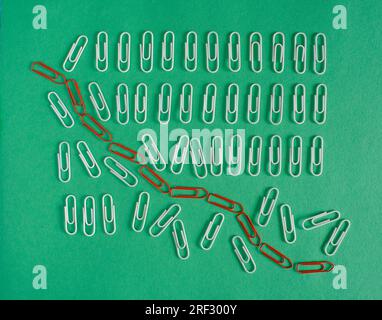 Geschäftskonzept, Disruption, Herausforderung, Transformation, Innovation, flacher Lay mit Büroklammern, kostenloser Kopierbereich Stockfoto