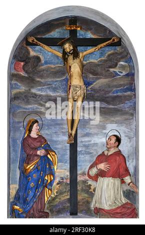 Gesù in croce con la Vergine e S. Carlo Borromeo - legno intagliato e dipinto - inizio del XVI secolo - Brescia, Santuario di S. Maria delle Grazie Stockfoto