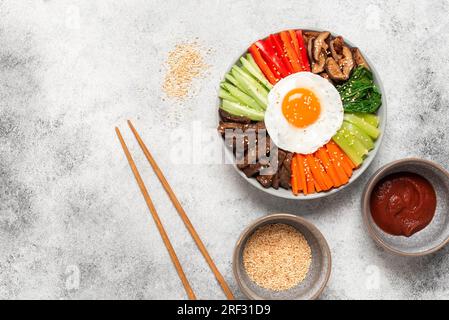 Koreanische Bibimbap. Traditionelle koreanische Küche. Draufsicht, flach liegend. Heller Grunge-Hintergrund Stockfoto