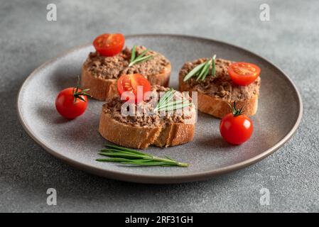 Sandwiches mit Leberpastete. Seitenansicht, selektiver Fokus. Stockfoto