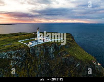 Sonnenuntergang über dem Mull of Galloway Lighthouse von einer Drohne, Festland Schottland, Großbritannien Stockfoto