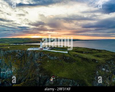 Sonnenuntergang über dem Mull of Galloway Lighthouse von einer Drohne, Festland Schottland, Großbritannien Stockfoto