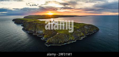 Sonnenuntergang über dem Mull of Galloway Lighthouse von einer Drohne, Festland Schottland, Großbritannien Stockfoto