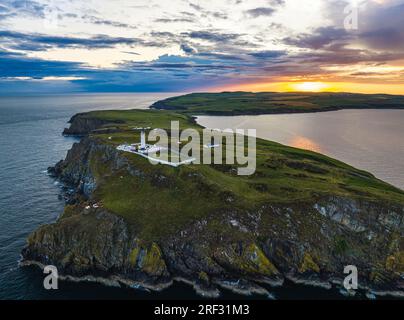 Sonnenuntergang über dem Mull of Galloway Lighthouse von einer Drohne, Festland Schottland, Großbritannien Stockfoto