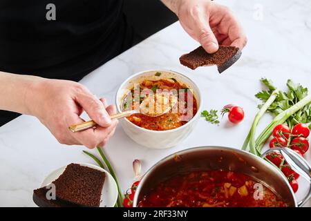 Ukrainische und russische traditionelle rote Rübensuppe Borsch, hergestellt aus Rüben, Kohl, Kartoffeln, Rindfleisch und Tomaten. Stockfoto
