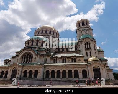 Außenansicht der St. Alexander-Newski-Kathedrale, eine orthodoxe Kathedrale in Sofia, Bulgarien. 31. Juli 2023. Stockfoto