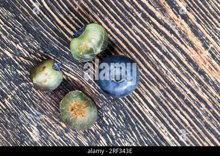 Vitaminreiche Blaubeeren in Schnittform, frisch geerntete und leckere in zwei Hälften geschnittene Blaubeeren, frisch geschnittene Blaubeeren, die roh verzehrt werden können Stockfoto