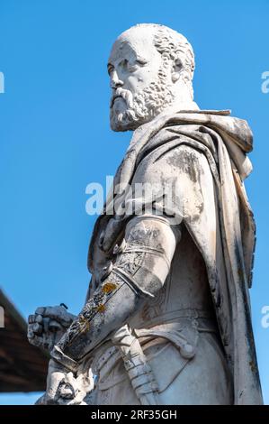 Eine Statue von Cosimo i de Medici, die auf einem hohen Sockel vor der Scuola Normale Superiore di Pisa (Universität von Pisa) am Palazzo dei Hg steht Stockfoto